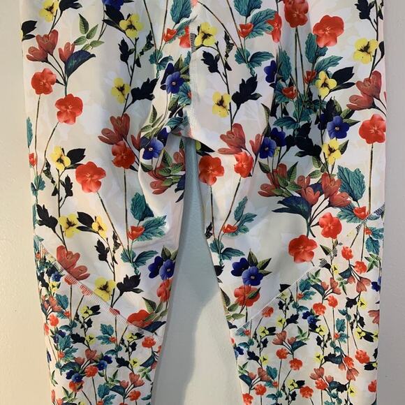 FABLETICS Women’s Brogan White Flowered Capris / Size: Small 4-6 - Picture 7 of 10